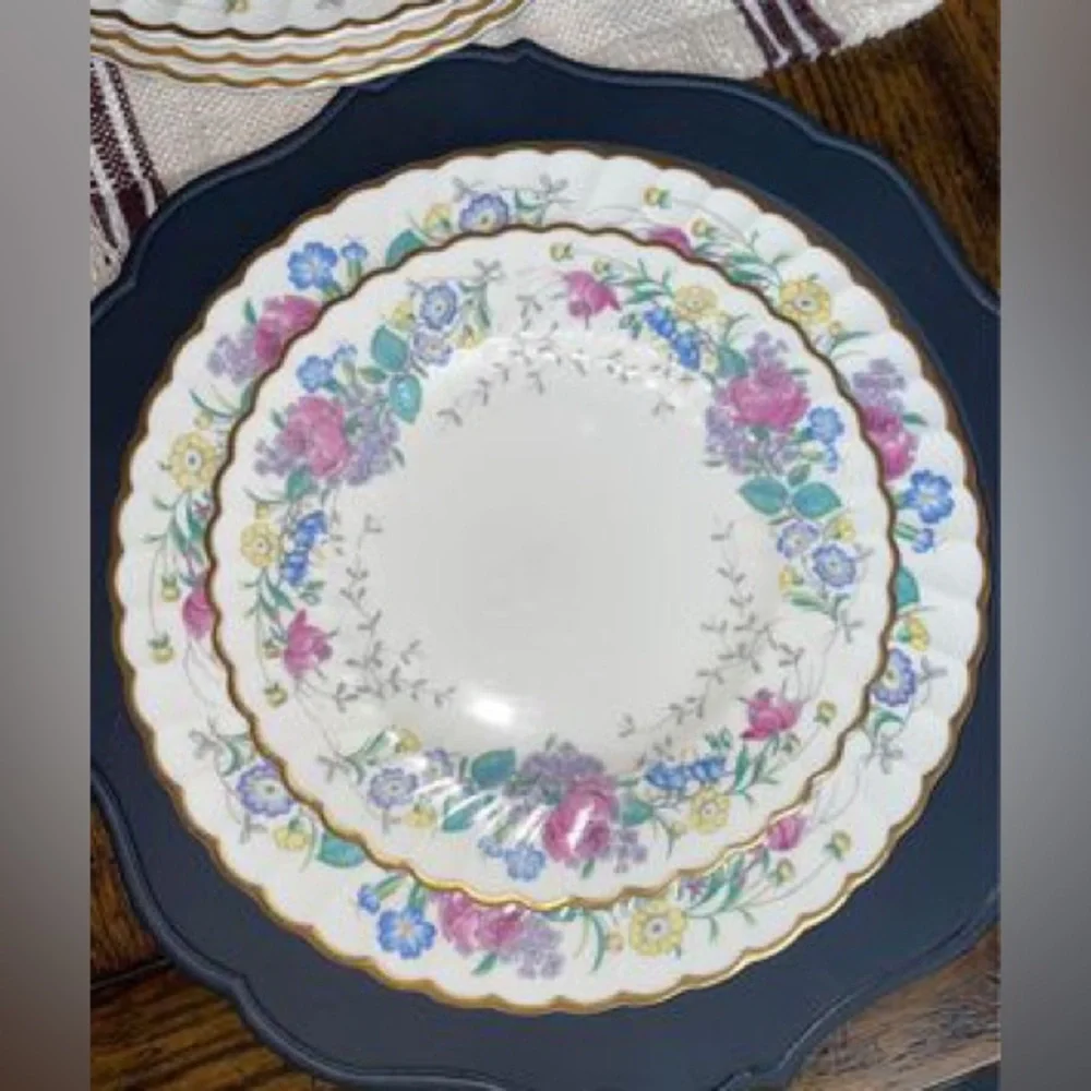 Vintage SYRACUSE China “ LILAC ROSE” scalp, porcelain 5 piece dinner and tea set